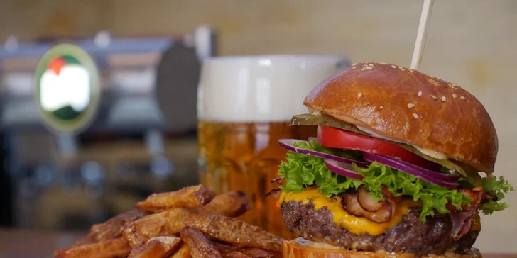 Vymazlené burgery s hovězím z českého chovu, hranolky a plzeň nebo kofola pro 1 i 2 hladovce