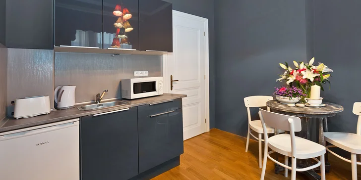 Letní či podzimní pobyt pod Petřínem: moderní apartmán s kuchyňkou a lahví prosecca