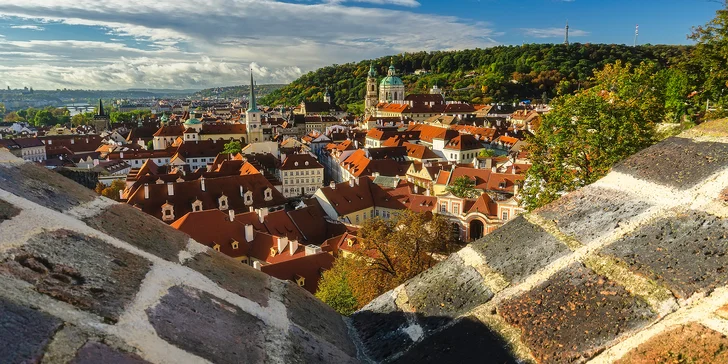 Letní či podzimní pobyt pod Petřínem: moderní apartmán s kuchyňkou a lahví prosecca