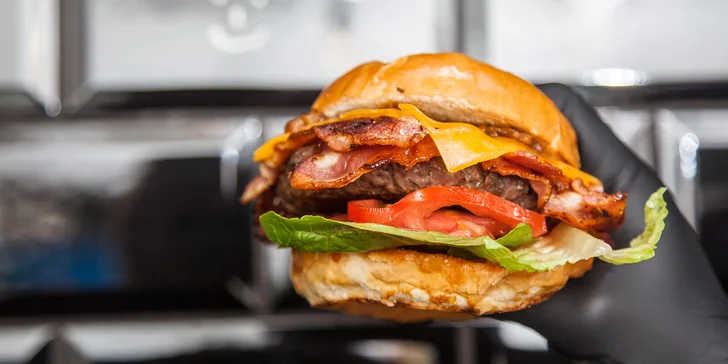 Burgerové menu s batátovými hranolky nebo cibulovými kroužky a nápojem v bistru v Řečkovicích