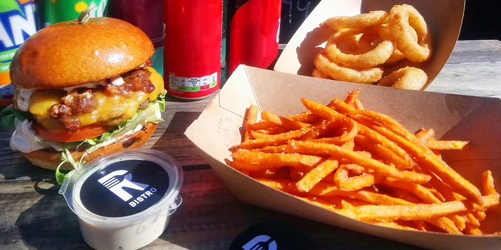 Burgerové menu s batátovými hranolky nebo cibulovými kroužky a nápojem v bistru v Řečkovicích