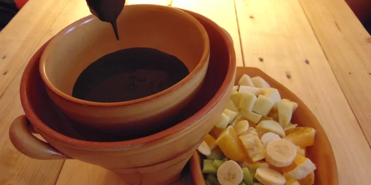 Pravá horká čokoláda s kopcem šlehačky nebo čokoládové fondue s ovocem