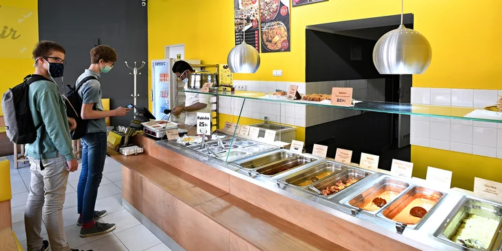 500 g indických dobrot z bufetu: hlavní jídla, saláty, rýže i placky