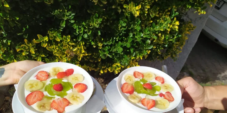 Brunch s kávou pro dva: vejce, lívanečky s tvarohem i jogurt s ovocem