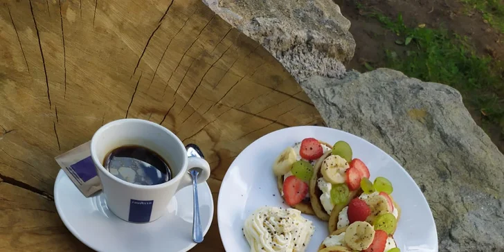 Brunch s kávou pro dva: vejce, lívanečky s tvarohem i jogurt s ovocem