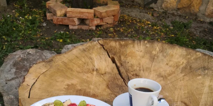 Brunch s kávou pro dva: vejce, lívanečky s tvarohem i jogurt s ovocem