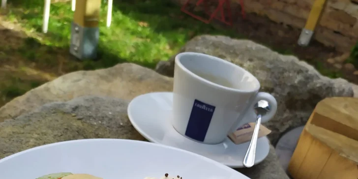 Brunch s kávou pro dva: vejce, lívanečky s tvarohem i jogurt s ovocem