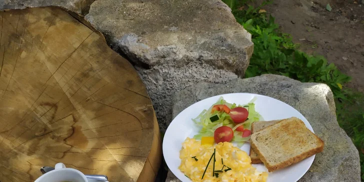 Brunch s kávou pro dva: vejce, lívanečky s tvarohem i jogurt s ovocem