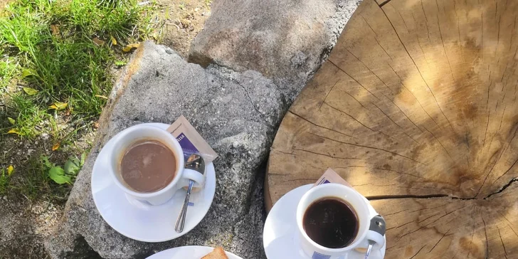 Brunch s kávou pro dva: vejce, lívanečky s tvarohem i jogurt s ovocem