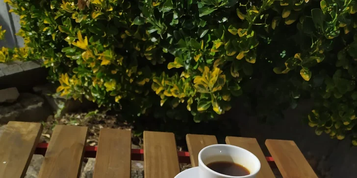 Brunch s kávou pro dva: vejce, lívanečky s tvarohem i jogurt s ovocem