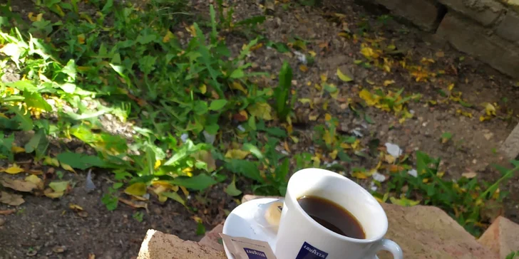 Brunch s kávou pro dva: vejce, lívanečky s tvarohem i jogurt s ovocem