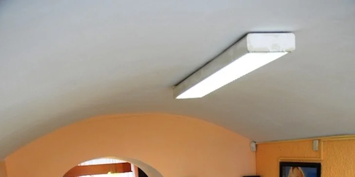Modeláž nebo doplnění gelových nehtů s permanentní francouzskou manikúrou