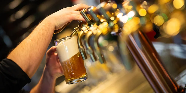 Chacharovo pečené koleno a pivo Mustang na uhašení žízně v Chacharově Hasičárně v Havířově