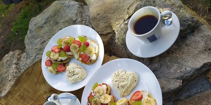 Brunch s kávou pro dva: vejce, lívanečky s tvarohem i jogurt s ovocem