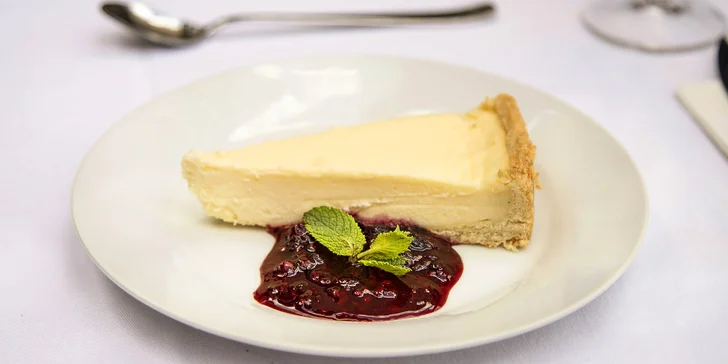 Káva nebo svařák a cheesecake s výhledem na Karlův most pro 1 nebo 2 osoby