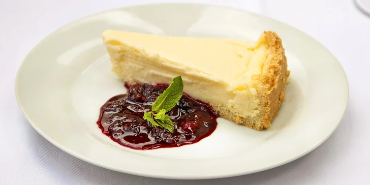 Káva nebo svařák a cheesecake s výhledem na Karlův most pro 1 nebo 2 osoby