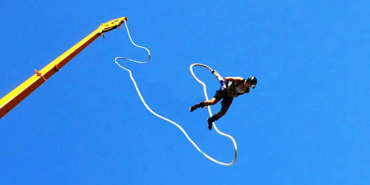 Bungee katapult do výšky 36 metrů: překonejte sami sebe a zažijte adrenalinový let k nebi