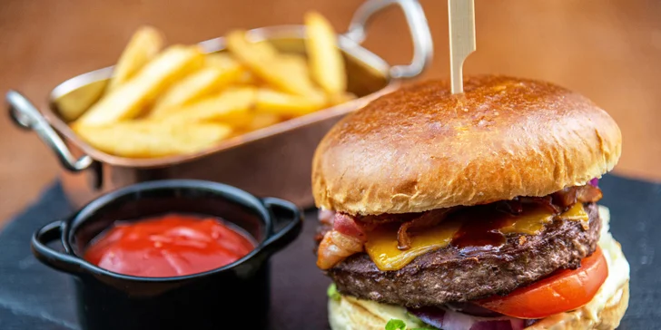 Burger z Anguse nebo svíčkové, hranolky nebo chipsy a nápoj podle výběru