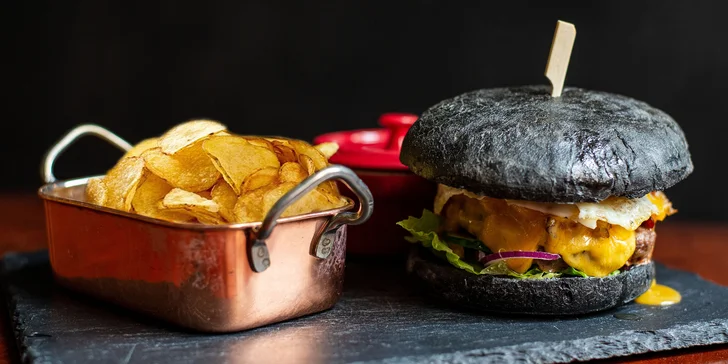 Burger z Anguse nebo svíčkové, hranolky nebo chipsy a nápoj podle výběru