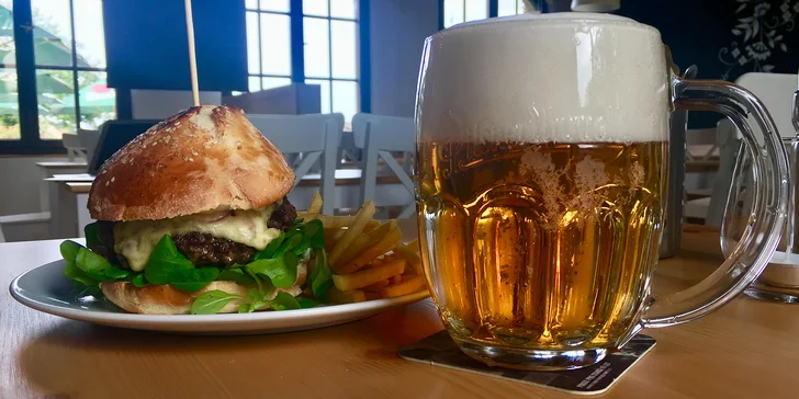 Burger s domácí bulkou a hovězím masem z farmy, hranolky a tatarka pro 1 nebo 2 osoby