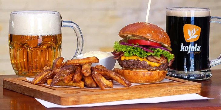 Vymazlené burgery s hovězím z českého chovu, hranolky a plzeň nebo kofola pro 1 i 2 hladovce