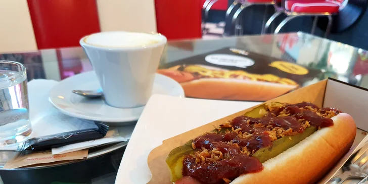 Hot dog s nápojem dle výběru pod Špilasem: hovězí a vepřový párek, zelí či okurka nebo papričky