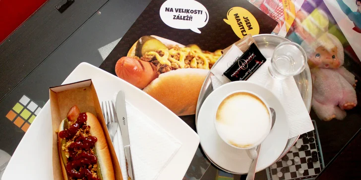 Hot dog s nápojem dle výběru pod Špilasem: hovězí a vepřový párek, zelí či okurka nebo papričky