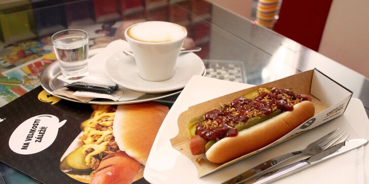 Hot dog s nápojem dle výběru pod Špilasem: hovězí a vepřový párek, zelí či okurka nebo papričky