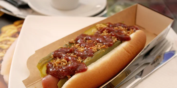 Hot dog s nápojem dle výběru pod Špilasem: hovězí a vepřový párek, zelí či okurka nebo papričky