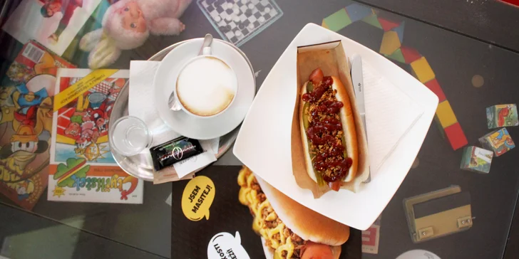 Hot dog s nápojem dle výběru pod Špilasem: hovězí a vepřový párek, zelí či okurka nebo papričky