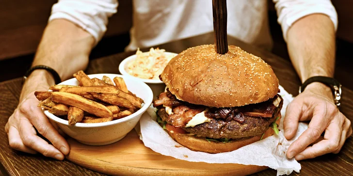 Jídlo pro partu: kilový burger podle výběru a sleva na čepované pivo