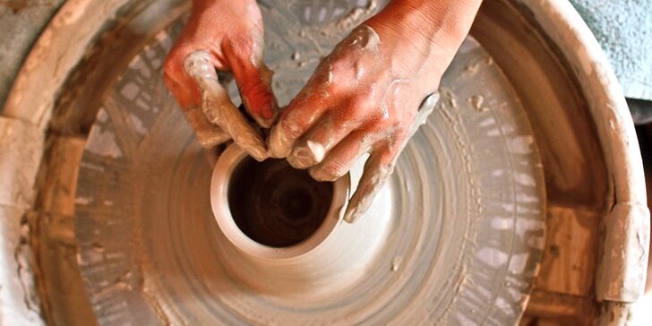 Užijte si kreativní odpočinek: modelování výrobku z keramiky i zdobení