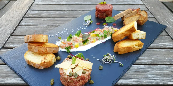 Rajčatový tatarák s mangem, to jsou rajčata, cibule, koriandr, sezam, crème fraîche, limeta, med, mango, olivový olej, balzamikový ocet a chilli.