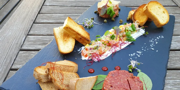 K tatarákům se podává variace domácího pečiva: bageta, chleba a focaccia.