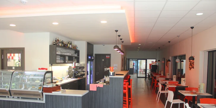 Variace miniburgerů pro 2 osoby: s krkovičkou, hovězí i dýňový a k tomu chipsy a majonéza