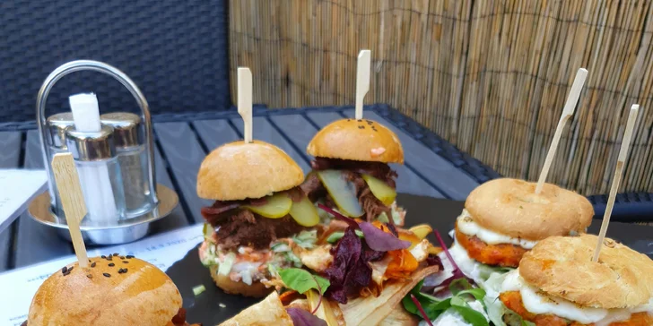 Variace miniburgerů pro 2 osoby: s krkovičkou, hovězí i dýňový a k tomu chipsy a majonéza