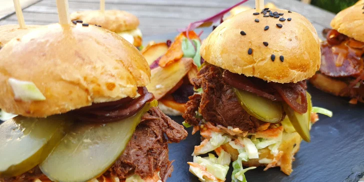 Variace miniburgerů pro 2 osoby: s krkovičkou, hovězí i dýňový a k tomu chipsy a majonéza