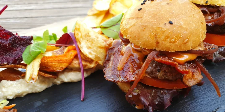 Variace miniburgerů pro 2 osoby: s krkovičkou, hovězí i dýňový a k tomu chipsy a majonéza
