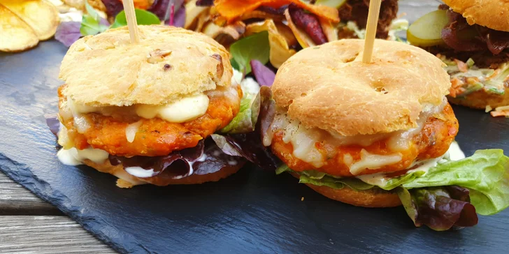 Variace miniburgerů pro 2 osoby: s krkovičkou, hovězí i dýňový a k tomu chipsy a majonéza