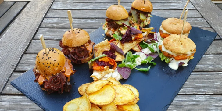 Variace miniburgerů pro 2 osoby: s krkovičkou, hovězí i dýňový a k tomu chipsy a majonéza