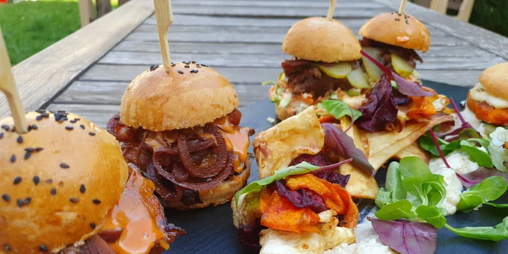 Variace miniburgerů pro 2 osoby: s krkovičkou, hovězí i dýňový a k tomu chipsy a majonéza