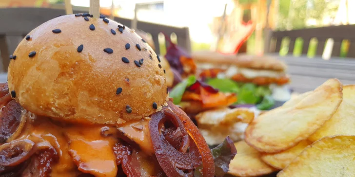 Variace miniburgerů pro 2 osoby: s krkovičkou, hovězí i dýňový a k tomu chipsy a majonéza