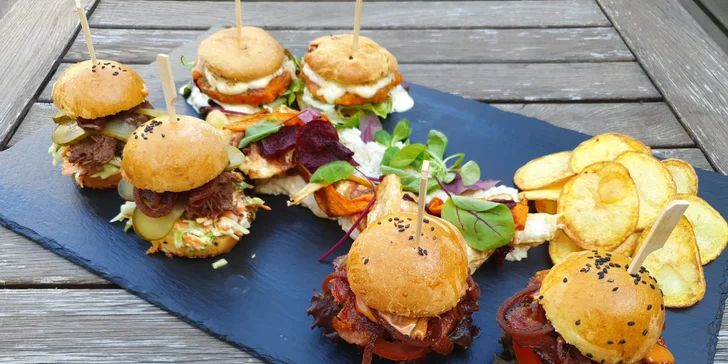 Variace miniburgerů pro 2 osoby: s krkovičkou, hovězí i dýňový a k tomu chipsy a majonéza