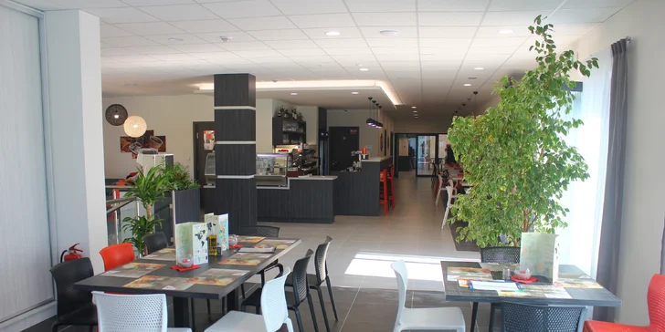 Variace miniburgerů pro 2 osoby: s krkovičkou, hovězí i dýňový a k tomu chipsy a majonéza