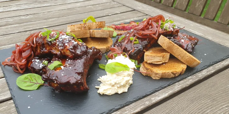 Vepřová žebírka v kouřové BBQ marinádě a s domácím chlebem: 500 nebo 1000 g