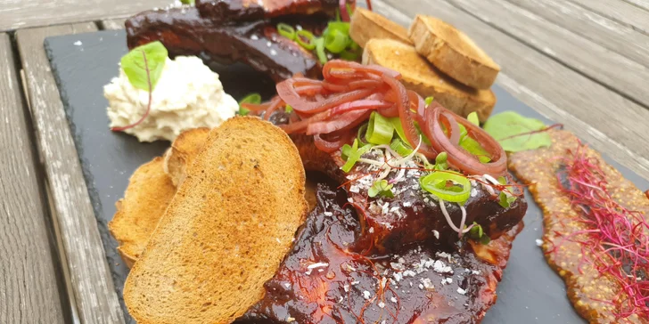 Vepřová žebírka v kouřové BBQ marinádě a s domácím chlebem: 500 nebo 1000 g