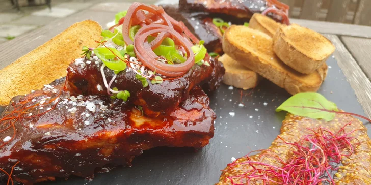 Vepřová žebírka v kouřové BBQ marinádě a s domácím chlebem: 500 nebo 1000 g