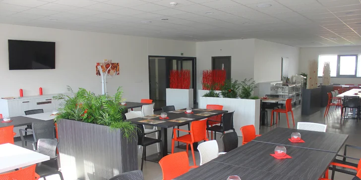 Variace miniburgerů pro 2 osoby: s krkovičkou, hovězí i dýňový a k tomu chipsy a majonéza