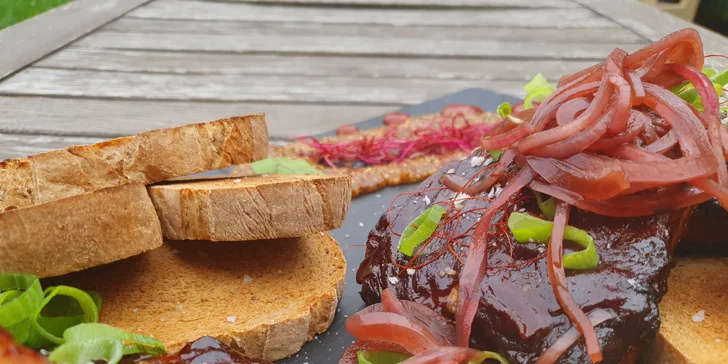 Vepřová žebírka v kouřové BBQ marinádě a s domácím chlebem: 500 nebo 1000 g