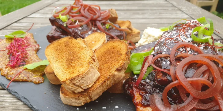 Vepřová žebírka v kouřové BBQ marinádě a s domácím chlebem: 500 nebo 1000 g